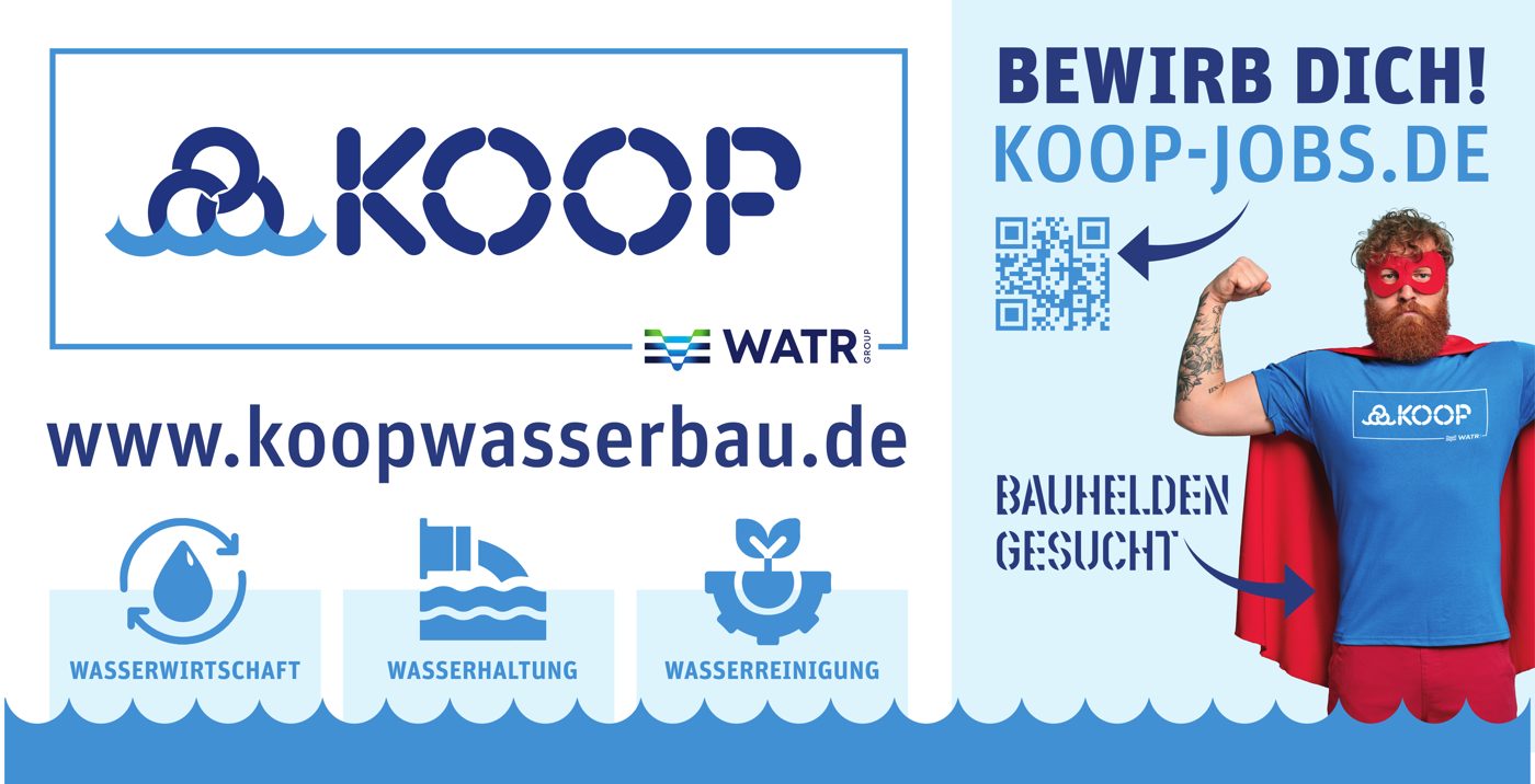 Bauzaunbanner der Kampagne „Bauhelden gesucht“: Koop-Logo, QR-Code und Bauheld im Superhelden-Umhang mit dem Aufruf „Bewirb dich! koop-jobs.de“